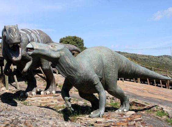 ¡Será el preferido de los pequeños! Enciso es un pueblo riojano muy conocido en especial por sus yacimientos. De las construcciones más interesantes destacan la Iglesia de San Pedro Apostol del siglo XII, y La Iglesia de Santa María de la Estrella del siglo XV. Pero lo más divertido para los niños será el Centro Paleontológico donde podrán ver los resultados de las investigaciones de los restos de dinosaurio en La Rioja; el parque con dinosaurios y muchas aventuras más.