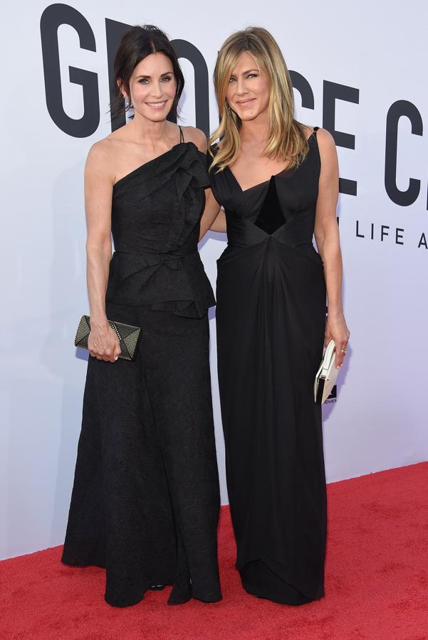 Monica y Rachel (perdón, Courtney Cox y Jennifer Aniston) demostraron que  lo de ir a juego con tu mejor amiga no es solo cosa de Sara Carbonero e Isabel Jiménez , y apostaron por dos vestidos negros muy similares: el de una de Roland Mouret, y el de la otra de Christian Lacroix.