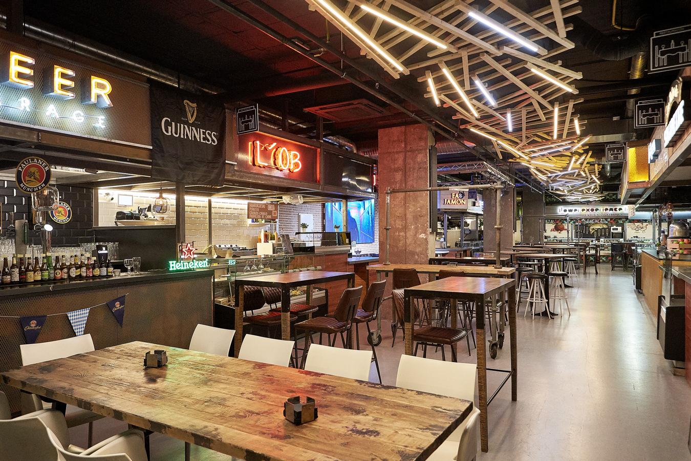 "Un lugar mágico donde siempre está ocurriendo algo. Un refugio donde relajarse y disfrutar, un punto de encuentro en el que cada detalle tiene sentido". Así se definen desde el Food Market Barceló, un imprescindible gastro en el epicentro hipster de Malasaña, en la Calle Barceló, 6, de Madrid.