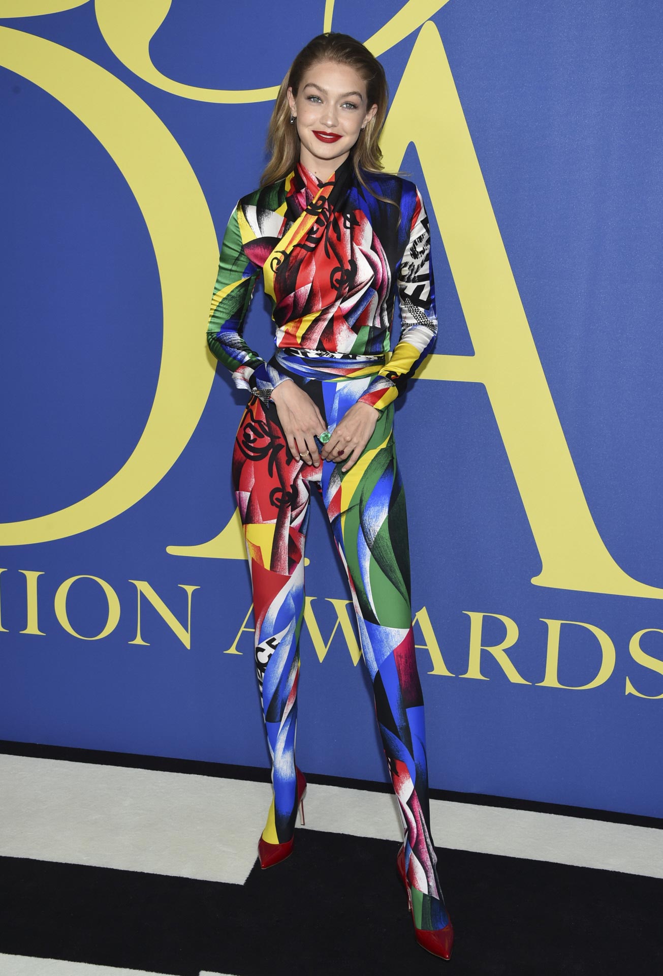 IM-PRE-SIO-NAN-TE. El primer puesto tiene que ser para ella porque nos dejó a todos con la boca abierta por el estilazo (y tipazo) que derrochó en los Premios CFDA con este mono de lycra multicolor firmado por Versace.