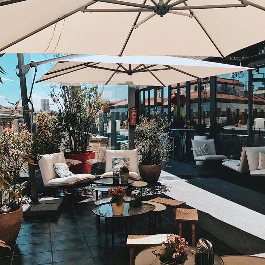 En el corazón del Barrio de Chueca, uno de los más vivos de Madrid, el Mercado de San Antón no solo ofrece una amplia oferta gastronómica capaz de satisfacer todos los gustos, sino una de las mejores vistas de la capital desde su azotea, donde, por supuesto, se pueden comer y beber las propuestas de sus puestos. En la Calle de Augusto Figueroa, 24B, de Madrid.