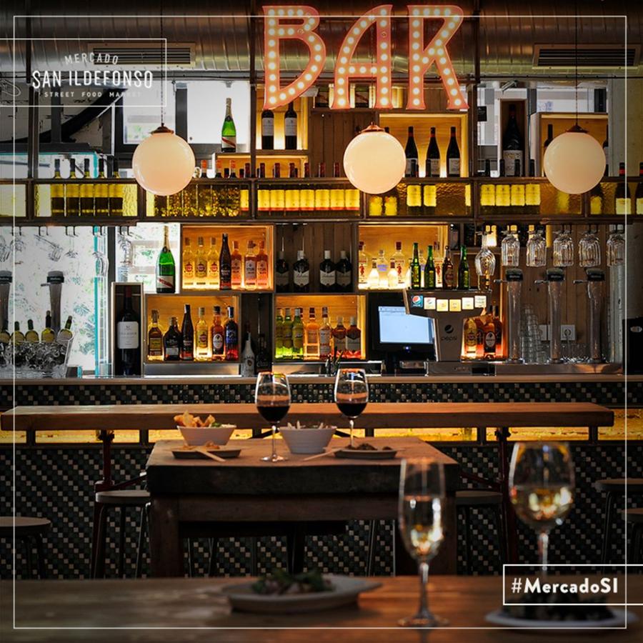 Desde el Mercado de San Ildefonso aseguran que no son un mercado más porque lo que buscan "es poder ofrecer una variada y cuidada selección de producto de la mejor calidad" en sus 20 puestos gastronómicos donde, os aseguramos, que se os hará la boca agua con su selección de tapas y raciones con sabores que nos transportan de China a Galicia. En la C/ Fuencarral, 57, de Madrid