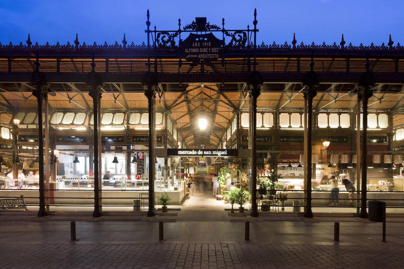 Con más de 100 años presidiendo majestuoso una de las plazas más céntricas de la capital, el Mercado de San Miguel fue el pionero en Madrid en combinar puestos de venta tradicional con deliciosos córners de restauranción donde probar la auténtica comida de mercado, además de productos de proximidad y las últimas tendencias 'foodies'. Sin duda, un imprescindible. En la Plaza de San Miguel, s/n.