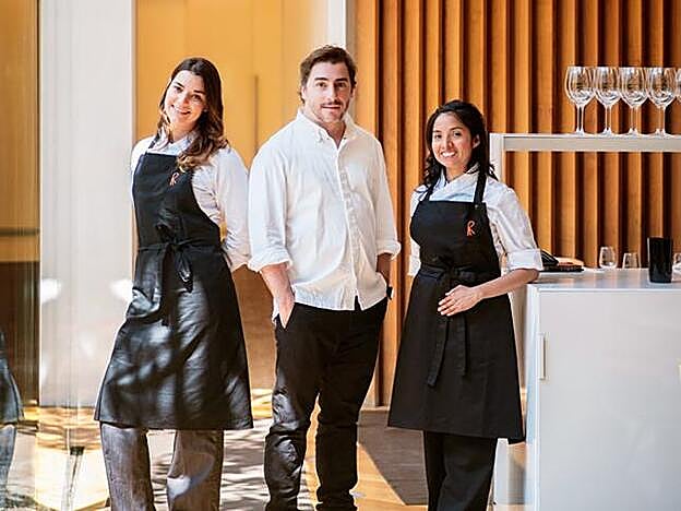 Jordi Roca junto a Claudia Huamán y María Francisca Baeza.