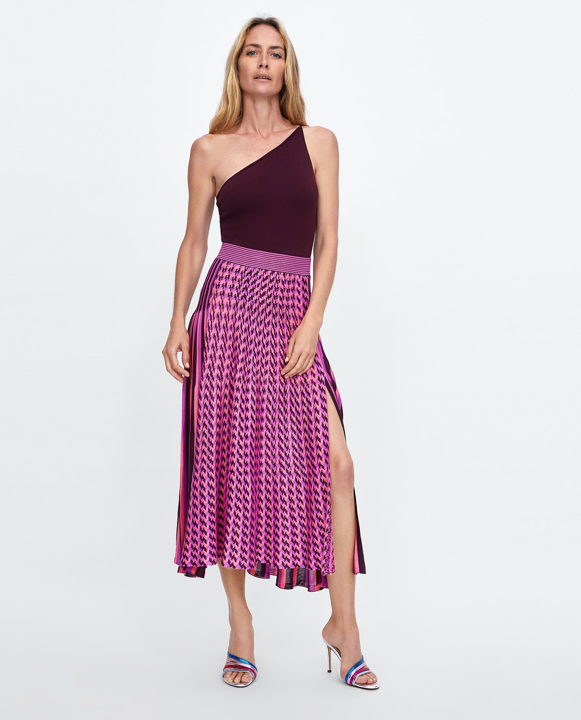 Falda de rayas multicolor de Zara: 25,95 euros.