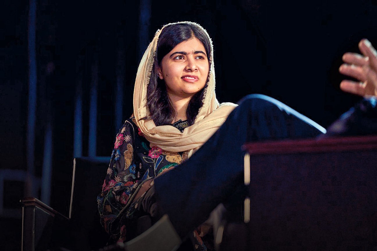 Malala (21 años) en una entrevista con David Letterman. Estudia un triple grado en Filosofía, Políticas y Económicas en Oxford.