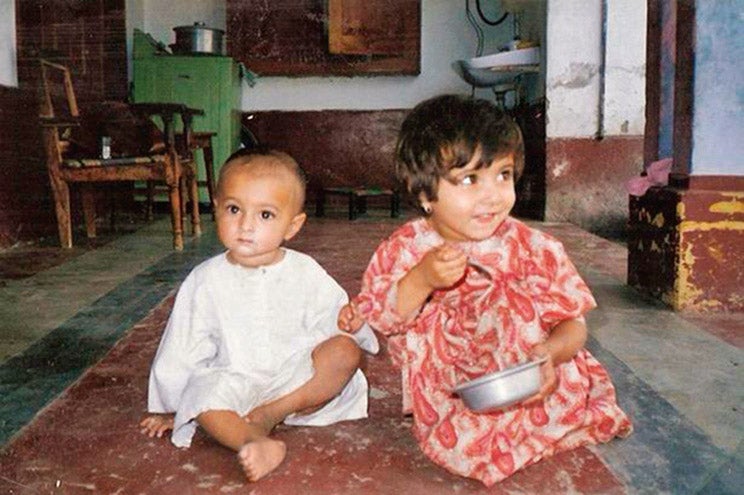 Con dos años en su humilde casa de Pakistán.