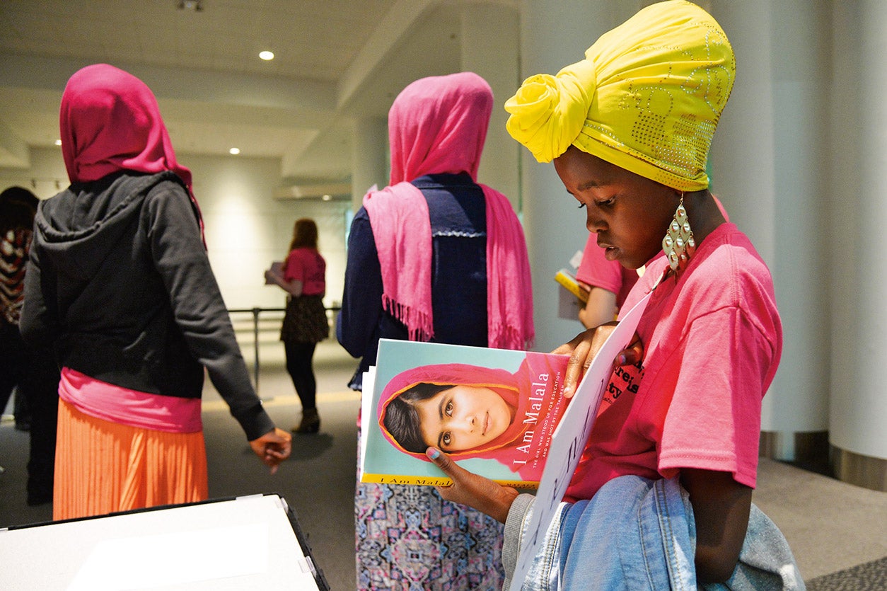 Leyendo su libro autobiográfico 'I am Malala'.