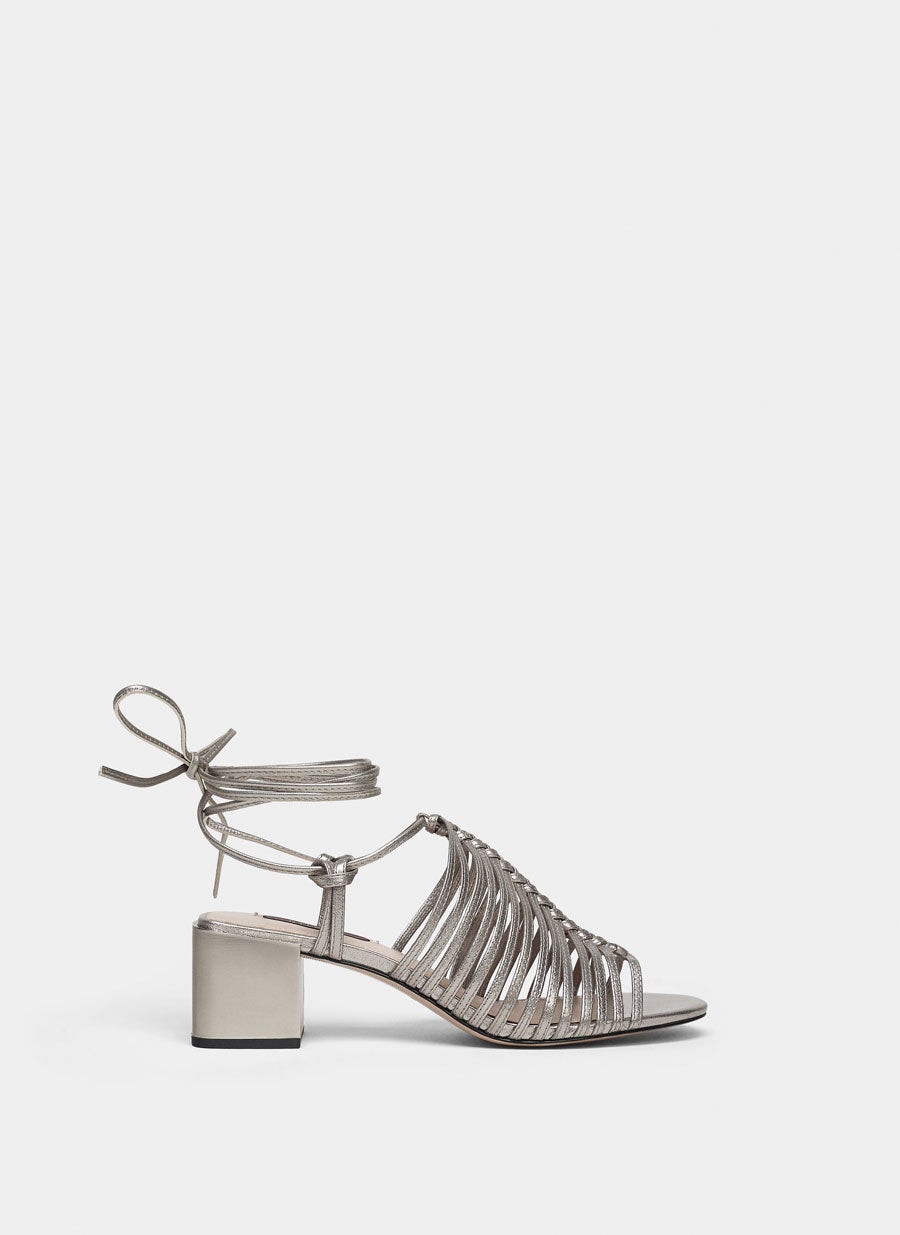 Sandalia metalizada con tiras de Uterqüe: 89 euros.