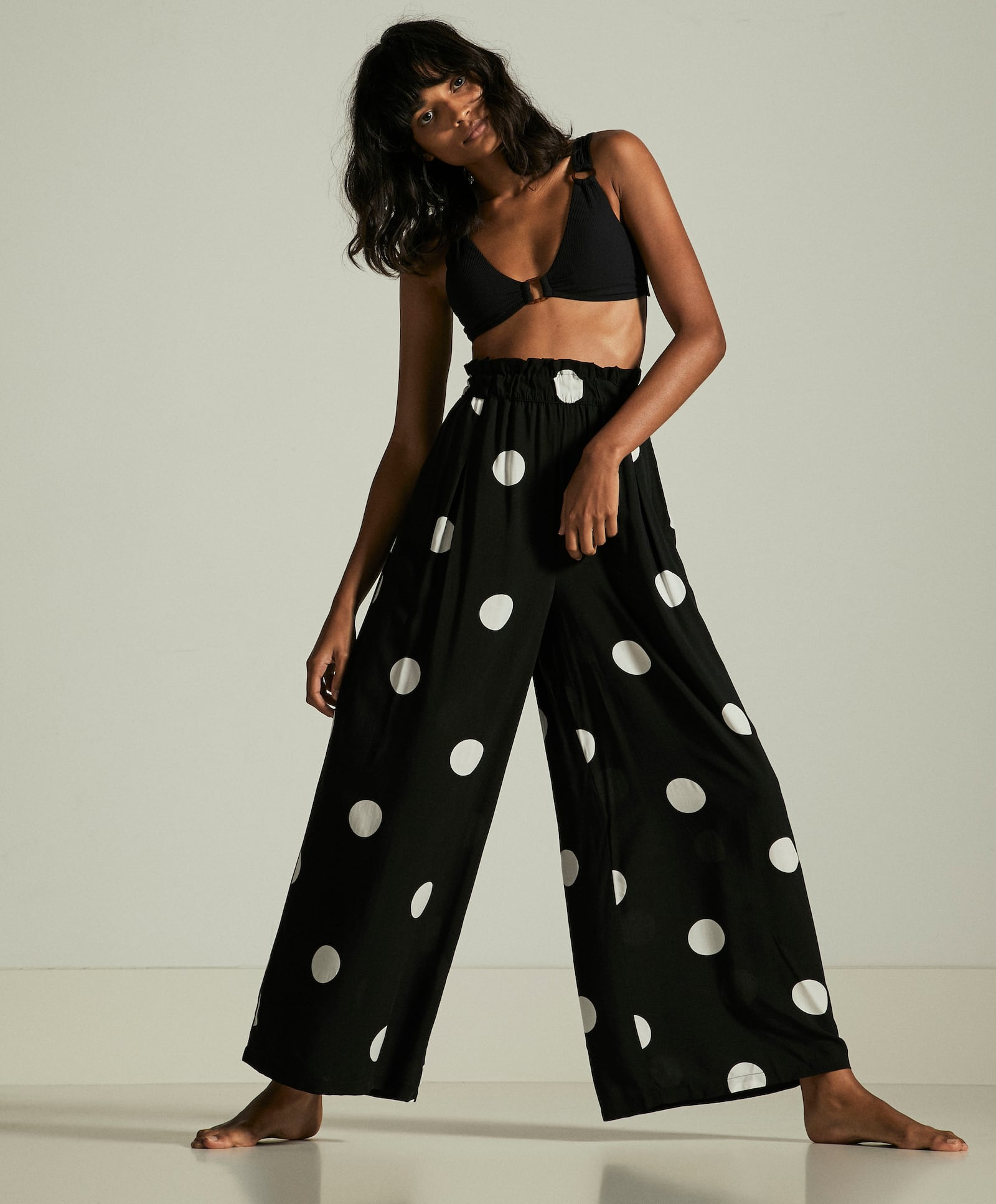 Es obligado tener un pantalón de pata ancha. Este de Oysho con lunares nos parece uno de los más originales que hemos visto y cuesta 22,99 euros.