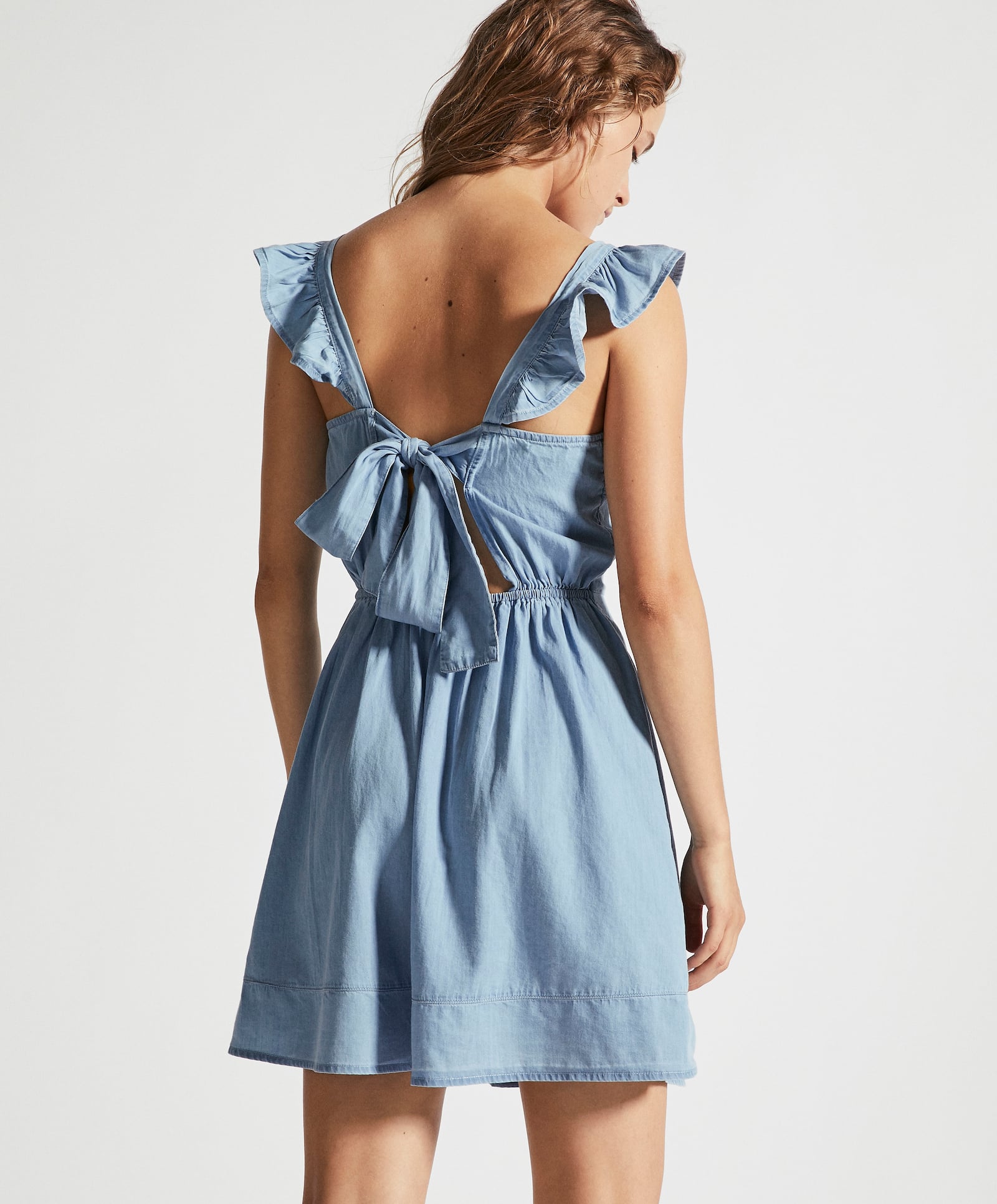 Y date prisa porque para este vestido en color azulito vaquero apenas quedan tallas… Y es que es fundamental tener este verano un vestido así. ¡Son tendencia! Este de Oysho cuesta 25,99 euros.