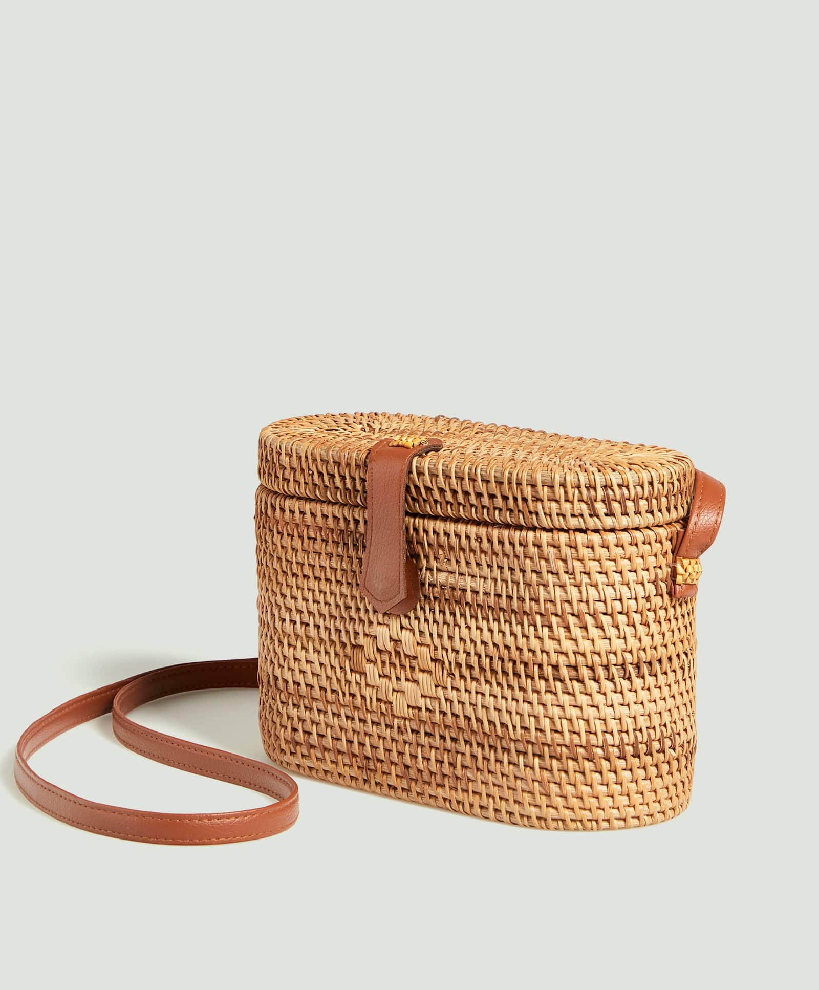 De esta tendencia ya te has enterado, ¿no? Los bolsos de rabia con los bolsos por excelencia de estas temporadas y este que cesen la foto no nos puede gustar más, por 35,99 euros en Oysho.