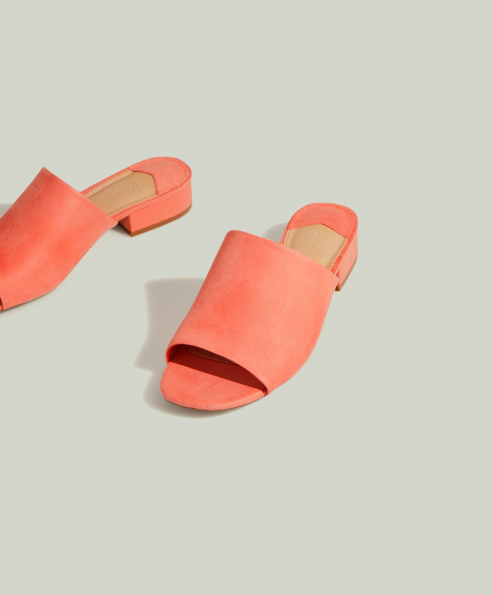 Estas sandalias pala de color coral son comodísimas y cuestan 25,99 euros en Oysho.