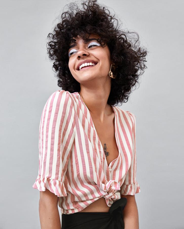 Top corto con nudo, media manga y rayas, de Zara: 22,95 euros.