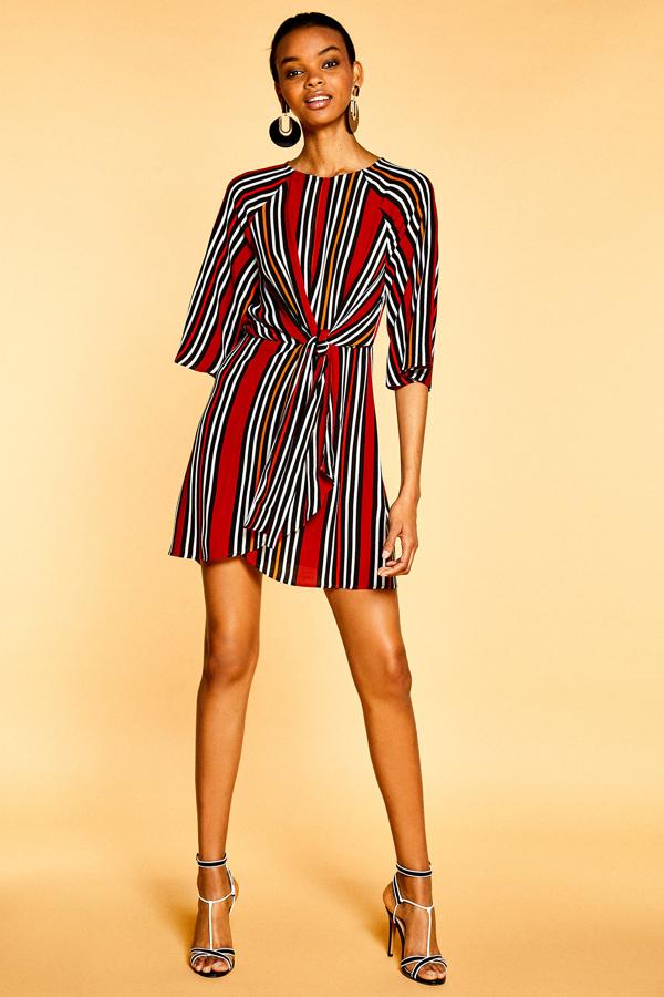 Vestido corto de rayas con nudo de Sfera: 39,99 euros.