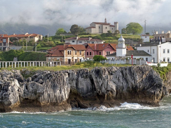 Llanes: Llanes es uno de los pueblos pescadores más visitados de Asturias. Destacan del pueblo de Llanes los cubos de colores del muelle, los cubos de la memoria de Ibarrola. Ubicado entre el mar y la montaña ha sido un pueblo de inspiración cinematográfica para muchos directores de cines. ¿Qué hay que ver en Llanes? Además de no pasar por alto la ruta de sidrería cerca del puente de las Barqueras, están también su muralla, lidearada por la basílica, del siglo XII y su torreón, del siglo XIII.
