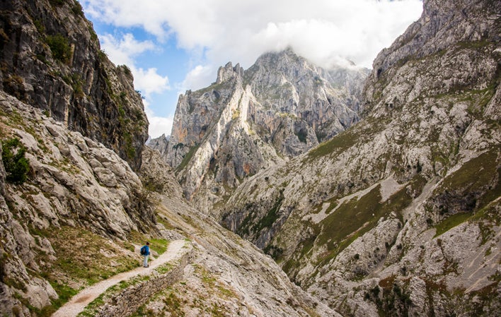 Ruta del Cares: No es exactamente un pueblo, pero es una de las cosas más impresionantes y maravillosas que ver y hacer en Asturias. La Ruta del Cares abarca un sendero que va desde Caín hasta Poncebos, o a la inversa. Está en el Parque Nacional de los Picos de Europa y son alrededor de 11 kilómetros. ¡Pero ni te darás cuenta!