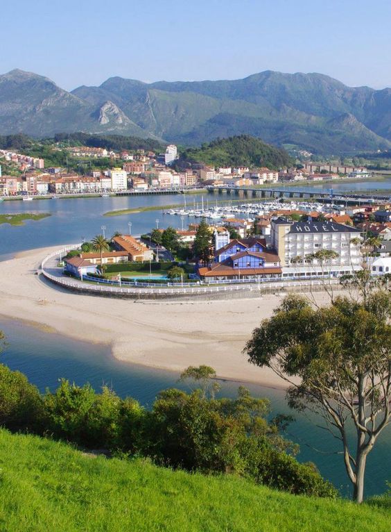 Ribadesella: Seguramente Ribadesella te sonará por más de una razón. Pero la más importante de todas es por el maravilloso primer fin de semana de agosto en el que se organiza una fiesta por el Descenso del Sella. Y no sólo eso, sino que algunos de sus patrimonios como las cuevas de Tito Bustillo han sido declarados Patrimonio de la Humanidad. También está la Casa de los Collada, del siglo XVIII, el Palacio de Prieto-Cutre o la Capilla de Santa Ana; y la Costa de los dinosaurios.