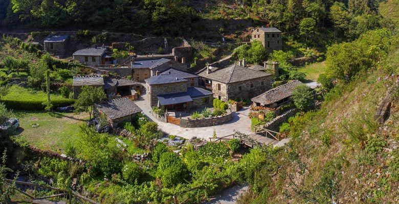 Taramundi: Taramundi es uno de los pueblos más rurales y medievales que mejor se conservan de Asturias y España. Un entorno natural que parece un cuento con valles, bosques y montañas, casitas con sus tejados de pizarra, el Conjunto Etnográfico de Teixois y el Museo de los Molinos de Mazonovo.