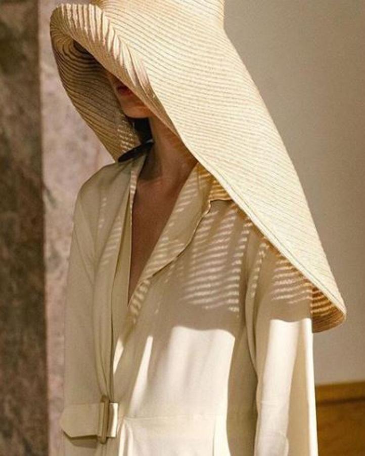 La temporada O/I de Jacquemus también tiene su versión del sombrero Bomba. Esta vez es un poco más pequeño y se lleva hacia abajo...suponemos que para taparse del frío.