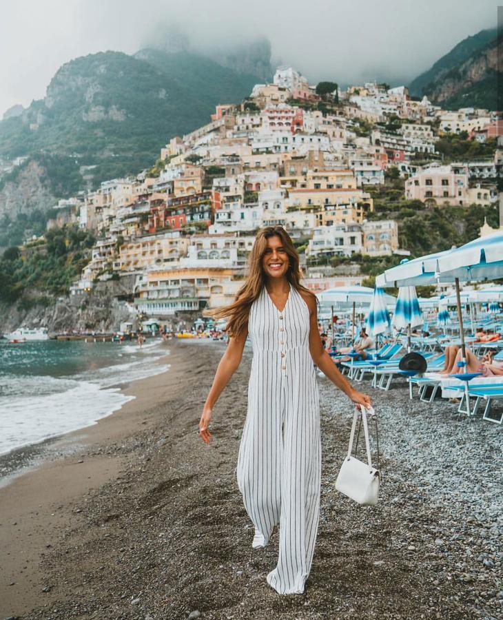 Belén Hostalet nos conquistó con  este mono largo  que lució en 'The Summer Expedition' con estampado de rayas verticales, escote en pico y botones en la parte delantera de Stradivarius. Perfecto para un día de playa o incluso para una cena con los amigos. Su precio es de 29,99 euros.