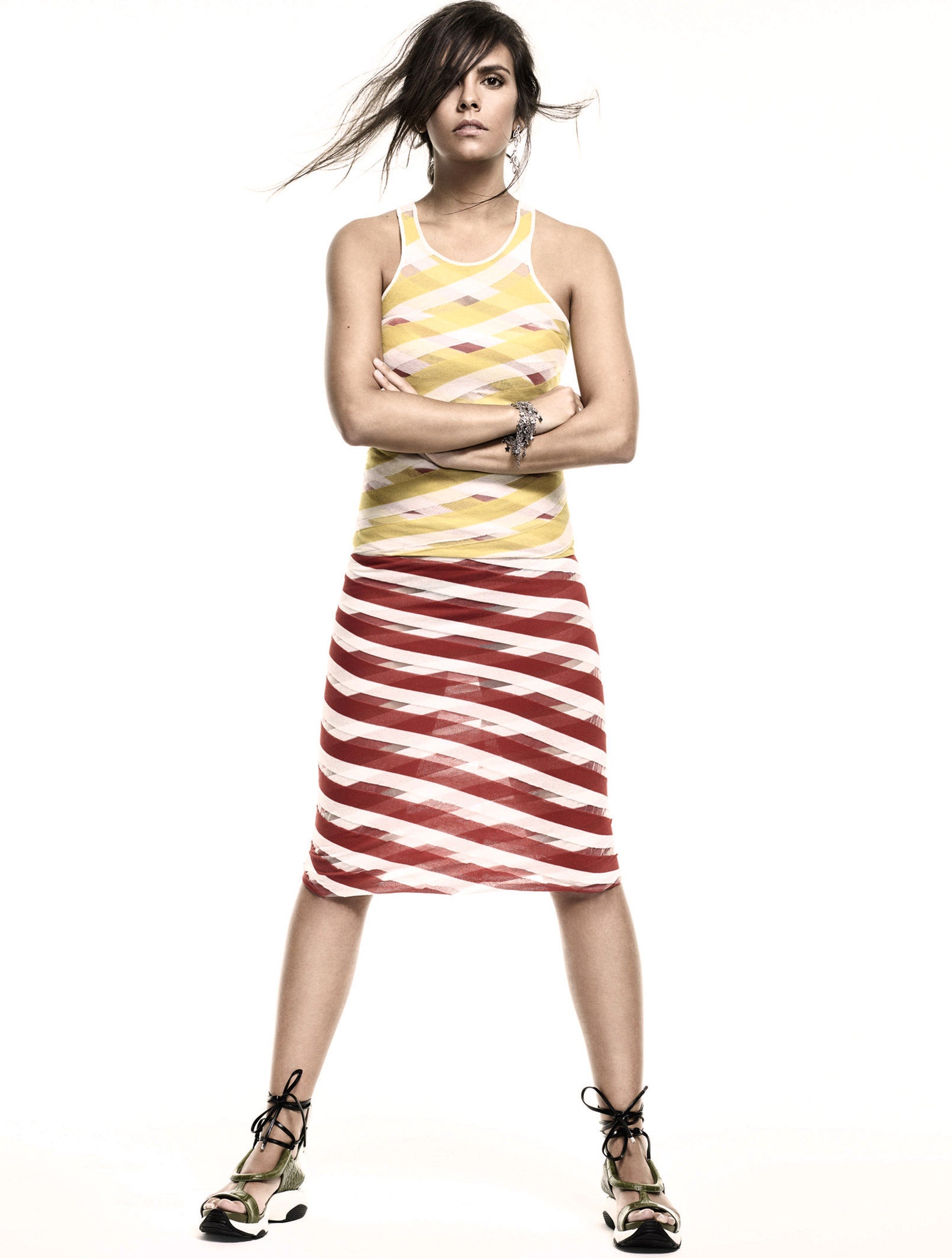 El suyo es uno de los tres nombres más tecleados en los buscadores de internet en nuestro país. El público la ama y la odia, sin aparente solución de continuidad. Y a ella, plin. Presenta programas, da las campanadas, protagoniza campañas de publicidad, hace cine o se pone vestidos de los que todo el mundo habla. Reacia a definirse, nos fiamos del retrato que hace de ella su marido, el chef David Muñoz: “Honesta, sincera, natural, valiente e irreverente”. “Me gusta la gente natural y que habla sin tapujos, aunque se equivoque”, dice ella. Que con frecuencia paga el peaje de su libertad con mordaces críticas.