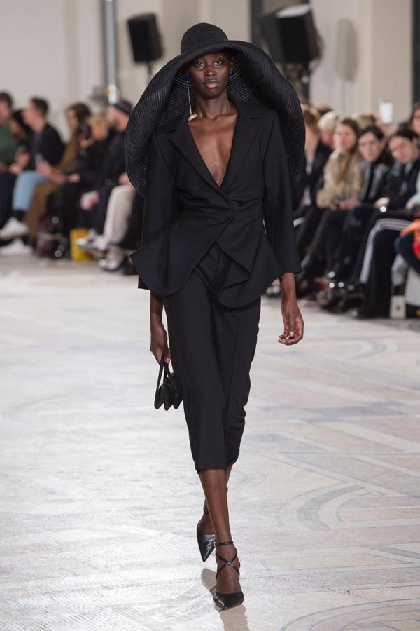 El desfile de la temporada que viene (invierno 18-19) de Jacquemus también tiene una versión de este bestseller. Y en este caso, sí que es evidente que se ha inspirado en Balenciaga.