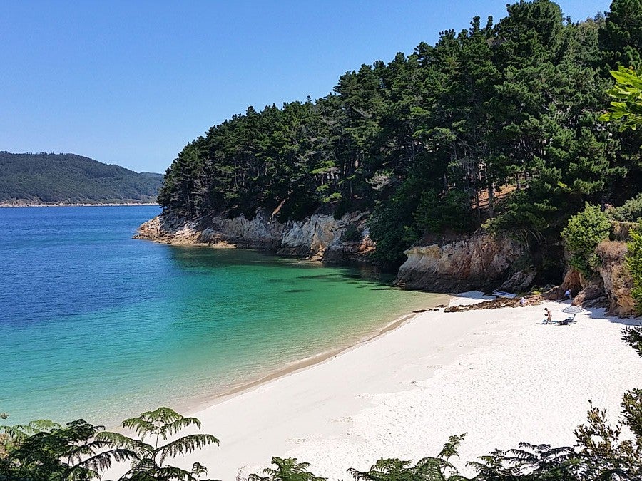 La playa de Caolín es una de las más pequeñas de Galicia. Está situada en la localidad de Vicedo (Lugo) y te sorprenderá el encanto que tiene.