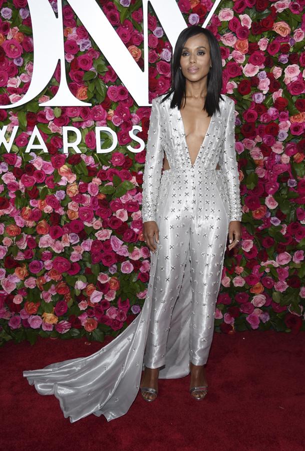 Kerry Washington estaba impresionante en la alfombra roja de los Tony Awards con este original mono con bordados joya y detalle de cola de Versace.