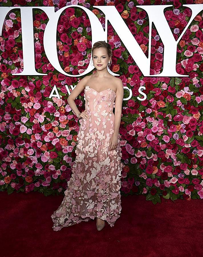 Stephanie Styles se decantó por un look muy romántico en rosa millennial con flores en volumen bordadas.