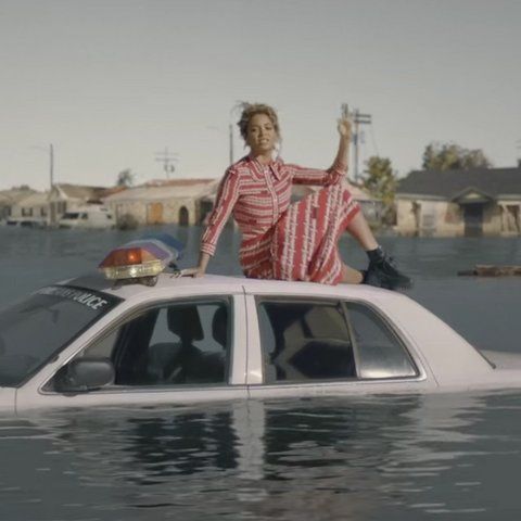 15. Contraste radical. El estilo modesto de este diseño de Gucci es totalmente inesperado, ajeno al estilo de Bey, pero fantático. Lo llevó en el vídeo clip de “Formation”.