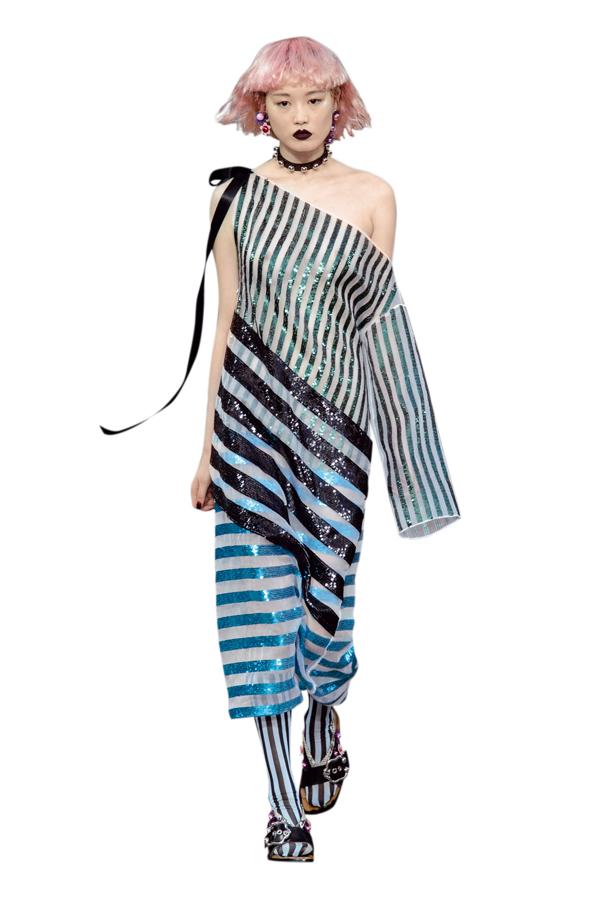 El desfile de Kenzo es el que más ha plasmado está influencia 'arty' con vestidos de rayas. Eso sí, siempre con un 'twist', en este caso, los brillos.