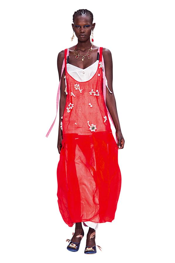 La propuesta de la firma italiana es un look con superposiciones de prendas y detalles de conchas.