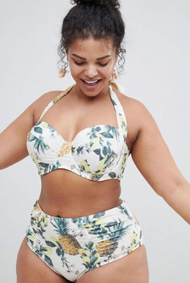 Bikini cuello halter (41,99 euros) y braguita (22,99 euros) con estampado de piñas de River Island Plus.