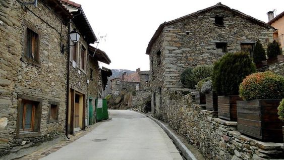 La Hiruela: La Hiruela es como trasladarse en el tiempo. Pasando de lo más urbanita de Madrid, nos encontramos con este municipio que se encuentra en la Sierra del Rincón, declarado Reserva de la Biosfera por la UNESCO. El tercer municipio con menos habitantes de la comunidad. El Museo Etnológico de La Hiruela te hará volver en el tiempo y conocer cómo eran las auténticas casas rurales de Madrid.