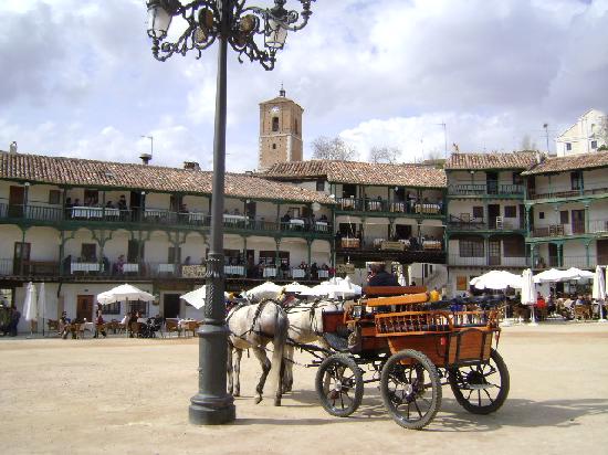 Chinchón: Lo más irresistible de Chinchón es sin duda su Plaza Mayor del siglo XV. Irresistible. Además, otro de los lugares emblemáticos de Chinchón esconde otro tesoro, y es que en la Iglesia de Nuestra Señora de la Asunción está ‘Asunción de la Virgen’, de Goya. Vas a sentir que estás en una tarde de domingo de terraza continua. ¡Qué maravilla!