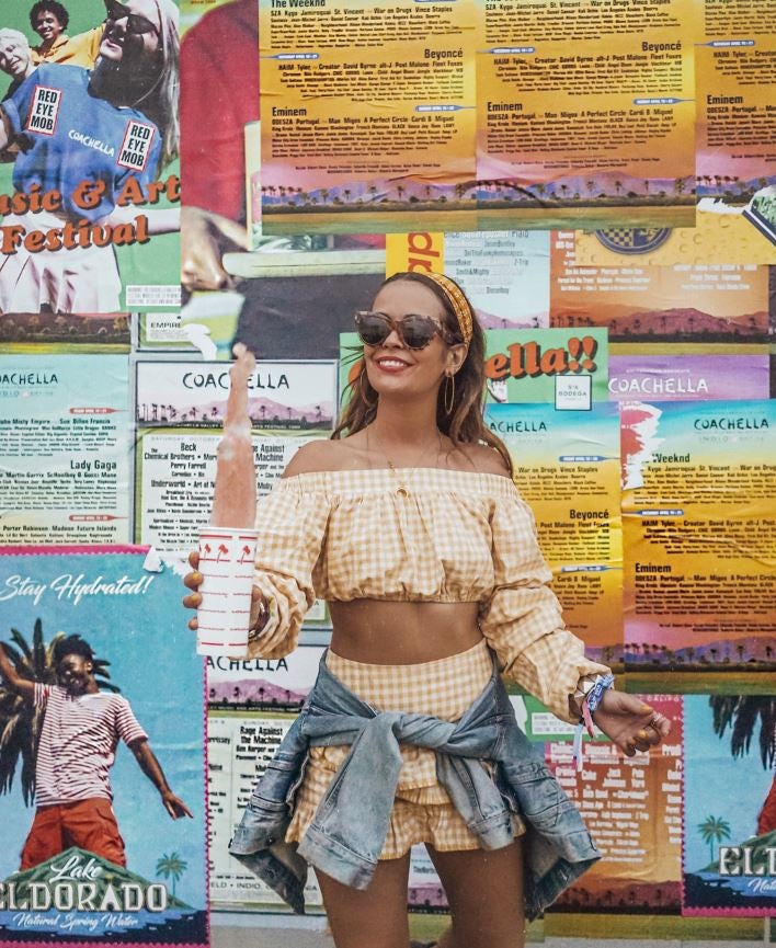 Sara Escudero, para Revolve. El estampado Vichy, perfecto para el viaje a Coachella Valley.