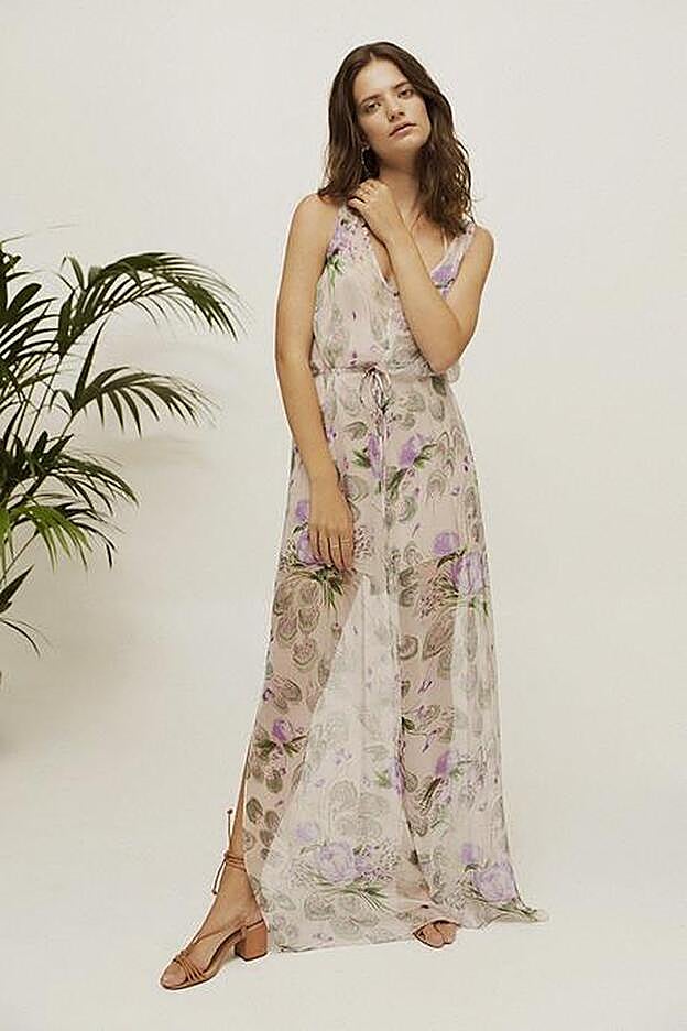 Vestido Khali de gasa con flores lila (325 €).