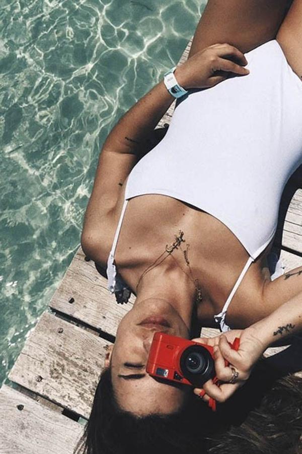 Tanto la bloguera como su novia son las mjeores modelos para la marca. Este diseño blanco de bañador con tirantes de volante resalta el bronceado como ninguno.