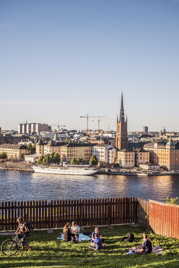 No pienses en Estocolmo (solo) como una ciudad fría. Porque sí, puede que sus termómetros no lleguen nunca a los 40 grados, pero lo cierto es que la capital sueca es un gran pulmón verde en el que el espíritu sostenible se respira en cada rincón. Por eso, vísitala en bici y piérdete en el Royal National City Park, o da un paseo pedalenado hasta los lagos Mälaren.