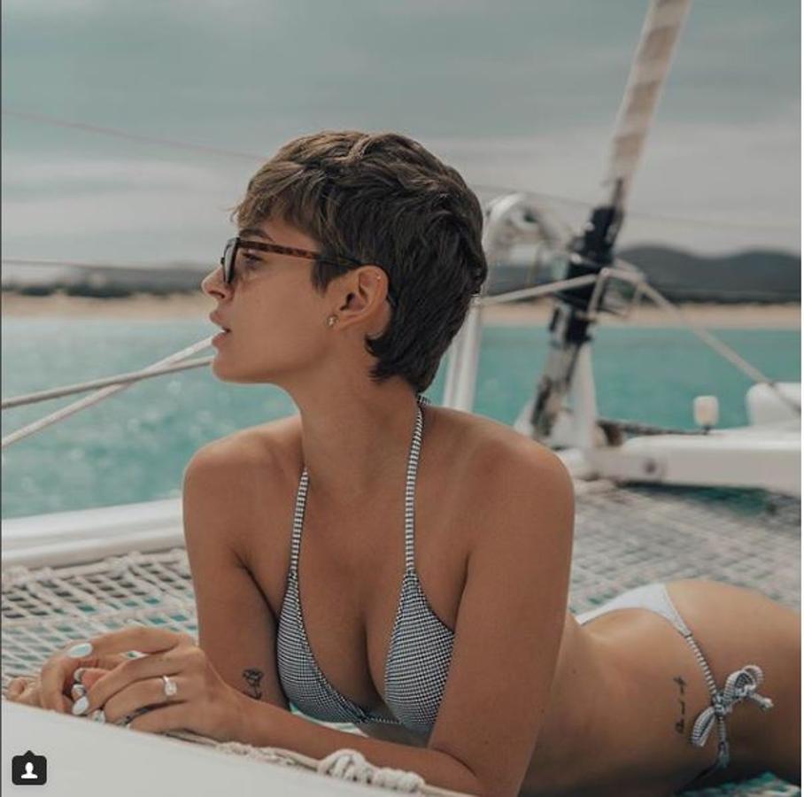 La 'influencer' es imagen de la línea de baño de su amiga Dulceida y posa así de sexy con uno de los moelos de la colección.