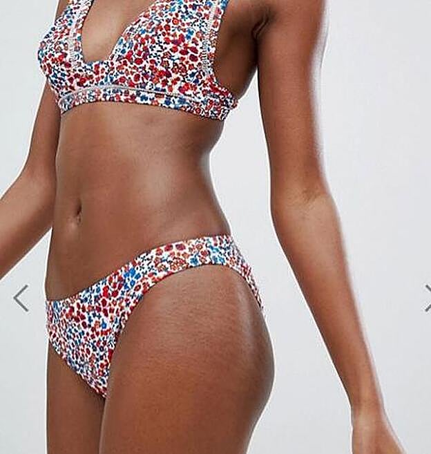 Modelo de Asos con estrías.