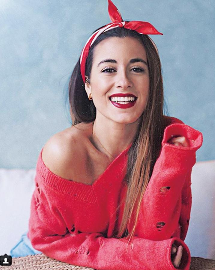 Si hay alguien que puede hacerle sombra al imperio Dulceida es ella. Con apenas un año en las redes sociales, esta catalana de 24 años, que se define como “impulsiva, pesada, perfeccionista”, supera el millón y medio de seguidores. Comparte tips de belleza, anécdotas de viajes o retos que lleva a cabo con su novio, todo con un sentido del humor y una naturalidad que ha capturado a sus fans, a quienes saluda con el grito de guerra: “Hola, personas guapas”... una marca personal que ya ha estampado en gorras, camisetas y todo tipo de merchandising.