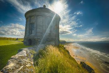 El último tramo de la ruta costera de la Calzada llevará al viajero hasta la arena impoluta de la playa de Downhill, vigilada por uno de los monumentos más emblemáticos de Irlanda del Norte, el Templo de Mussenden. Un icónico lugar donde ir a relajarse, dejarse llevar por el ritmo del mar y, sobre todo, contemplar la puesta de sol al alatardecer.