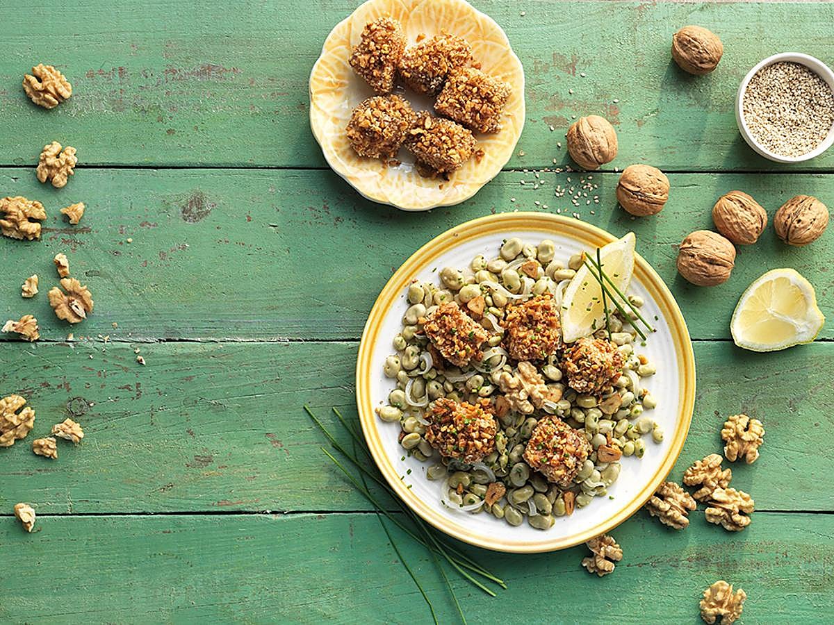 Si vas a añadir un fruto seco a tu dieta que sea este. Las nueces contienen los niveles más elevados tanto de  antioxidantes  como de  ácidos grasos  de toda su familia. Comer 35 gramos cuatro veces a la semana es más que suficiente para aprovecharte de sus  virtudes protectoras frente a enfermedades como el cáncer o el ictus sin añadir michelines a tu vida.