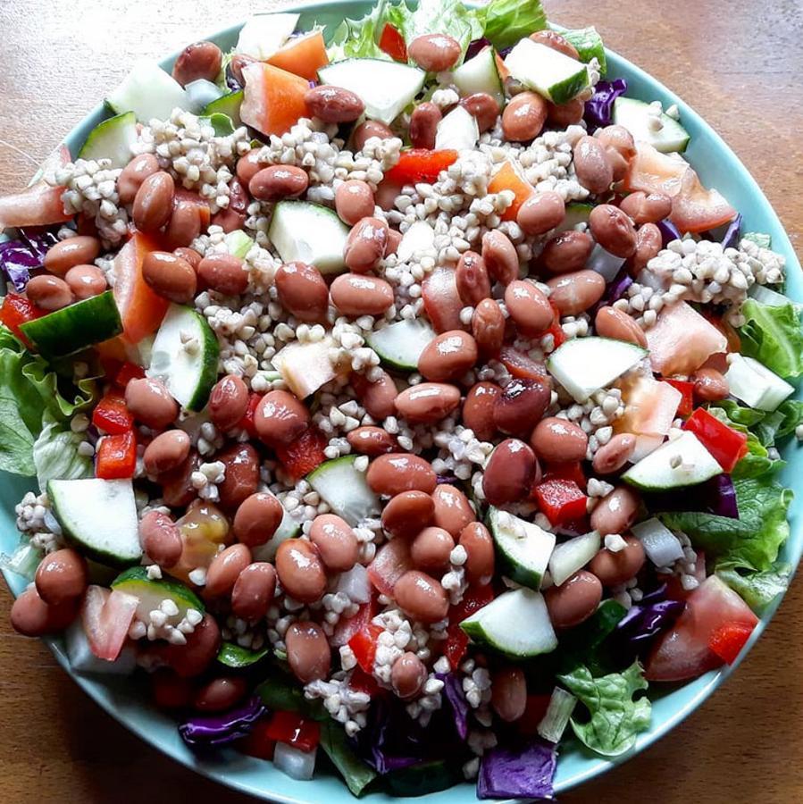 De acuerdo, una ración de judías son  115 gramos  con lo que excedemos las 300 kilocalorías en un solo plato, pero son 115 g de ventajas. Están cargadas de proteínas, fibra, minerales y folatos. Y sí, todos podemos comer esos 115 g: el Instituto Nacional de Investigación y Tecnología Agraria y Alimentaria (INIA) ha comprobado que hacerlo optimiza el control de la diabetes y logra  pérdidas de peso  significativas incluso en pacientes obesos.