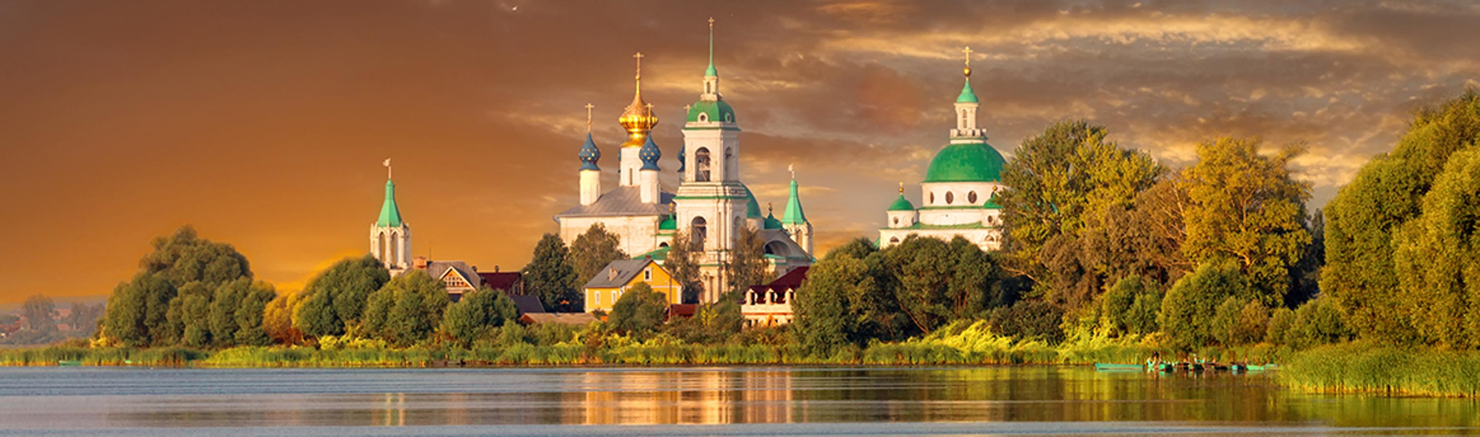 Rostov del Don es una pintoresca ciudad que resulta ideal para pasar unos días disfrutando de las costumbres y la gastronomía locales. Como nos recomiendan desde la Oficina de Turismo de Rusia en España, no puedes dejar de "hacer un largo paseo fluvial junto al río Don y asistir a la puesta de sol desde allí para ir a cenar después en alguno de los numerosos restaurantes de la zona". Entre los lugaresmás transitados de la ciudad, las calles Bolshaya Sadóvaya y Púshkinskaya, además de la catedral de la Natividad.