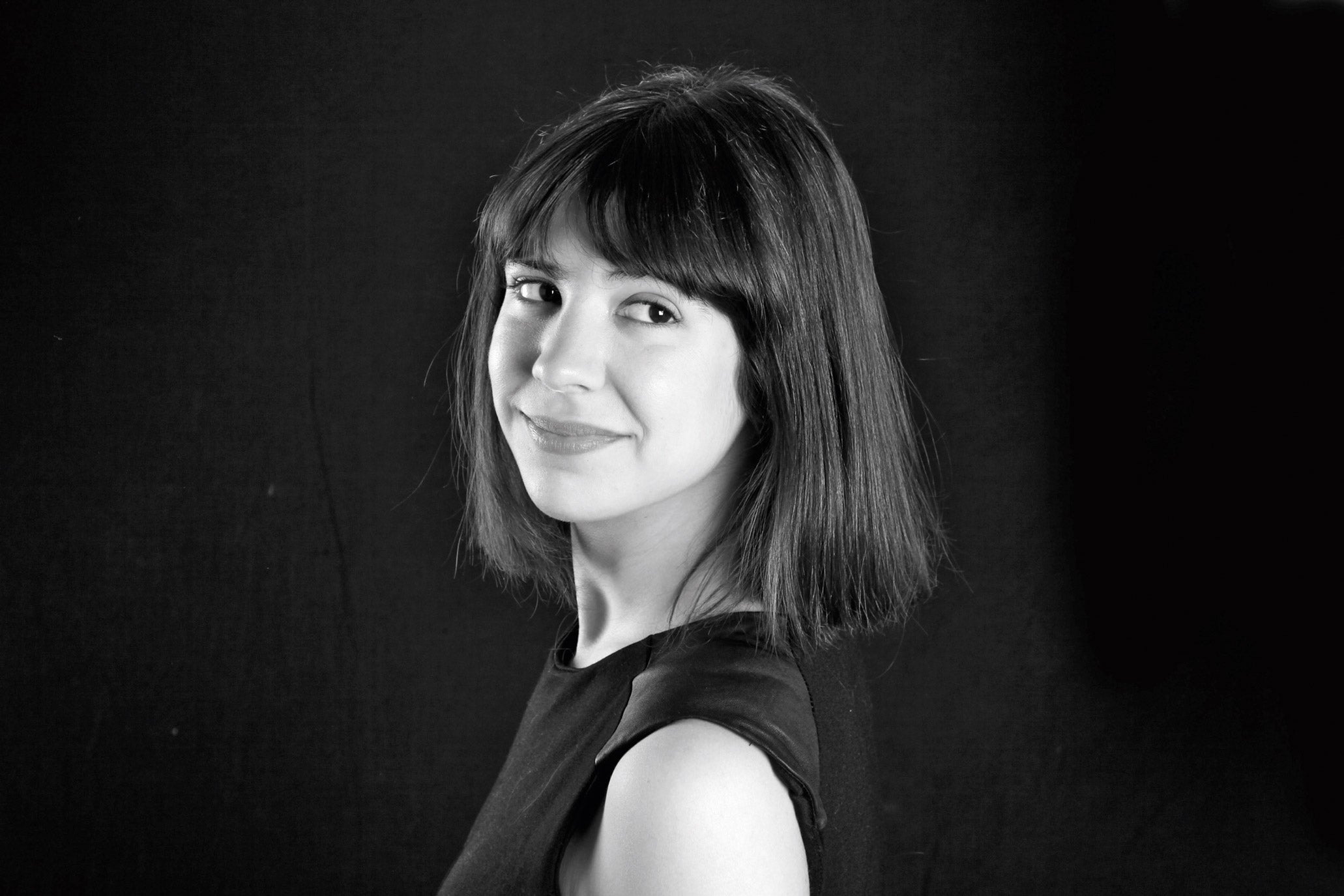 De pequeña, su abuela le leía versos de Lorca y de San Juan de la Cruz que ella memorizaba para deleite de las visitas. Quiso ser detective gracias a Agatha Christie y, más tarde, abogada, cardiocirujana y pianista. “Volví a la literatura cuando descubrí que no tenía talento para esos oficios”. Menos mal. Aixa publicó su primera novela, Cuando fuimos los mejores, a los 19 años. Y ya van cuatro. En el último, La línea del frente, reflexiona sobre la violencia terrorista en el País Vasco y la construcción de la identidad.