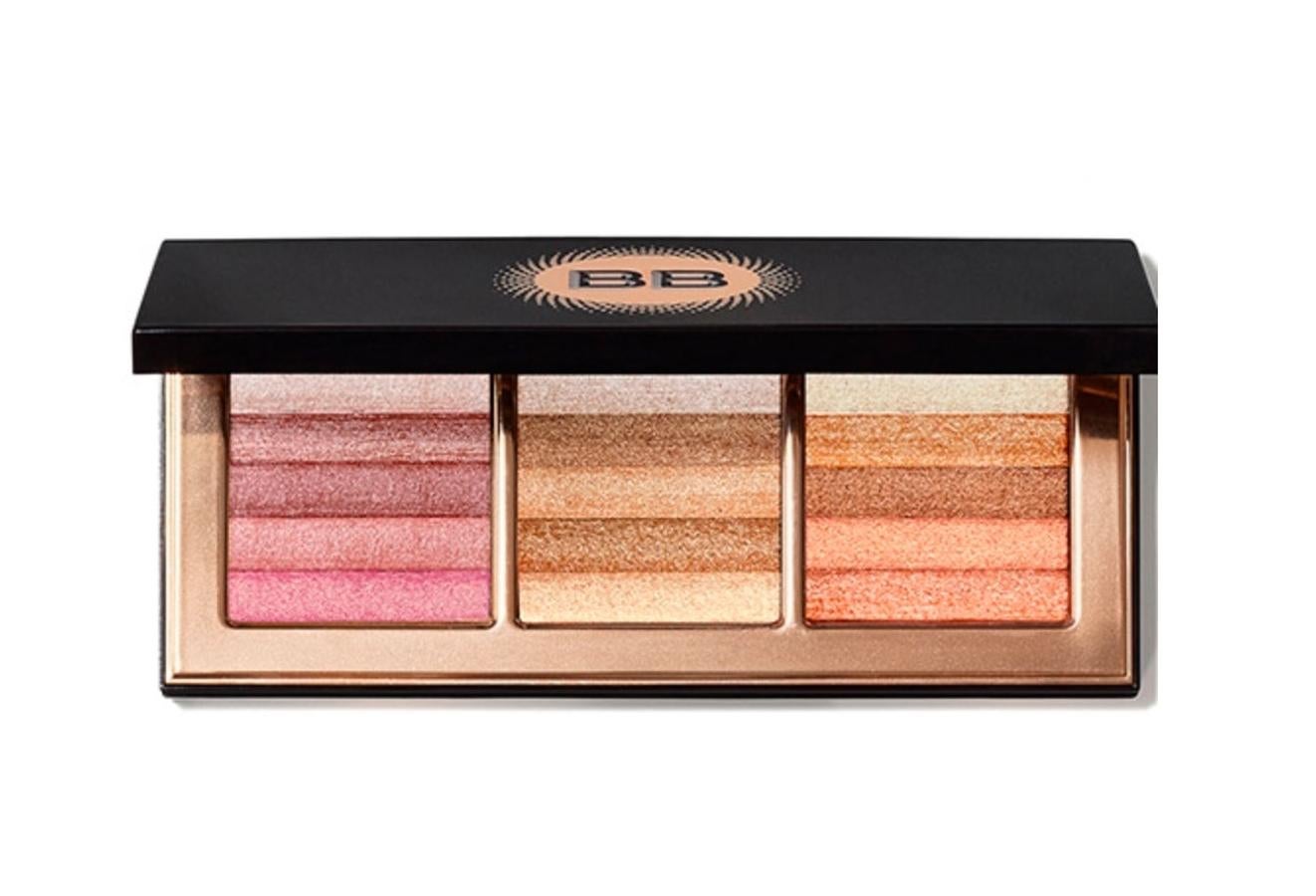 Es lo que te ofrece todo el degradado de rosas y beige de la paleta  Highlight & Glow Shimmer Brick Palette de Bobbi Brow n (76 €).