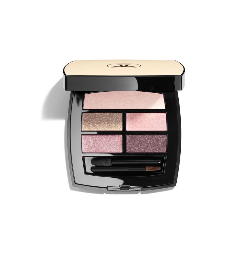 No solo de bronzer vive el rostro de verano. También tienes que destacar la mirada de forma natural y sin estridencias. Por eso Chanel ha creado dos paletas de edición limitada con cinco sombras multiusos que se encargan de subrayarlo todo.  Les Beiges Paleta Mirada Efecto Buena Cara Natural de Chanel  (59 €).
